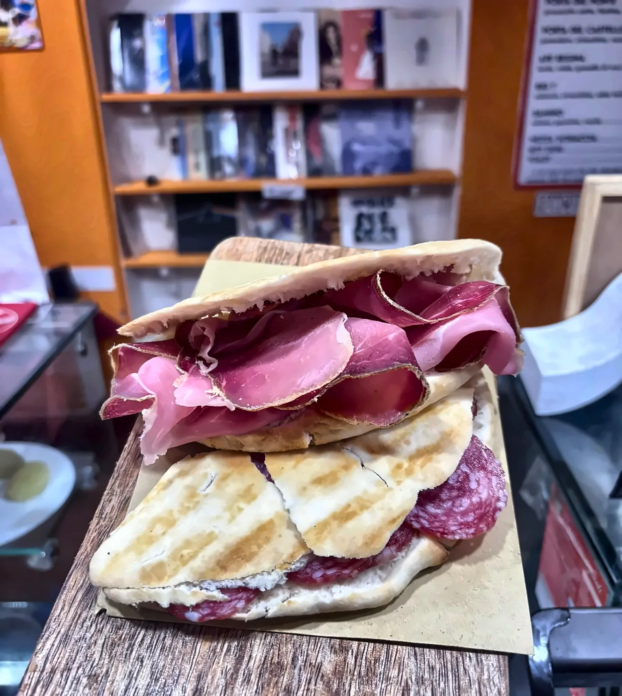 Schiacciate con prosciutto crudo e salame